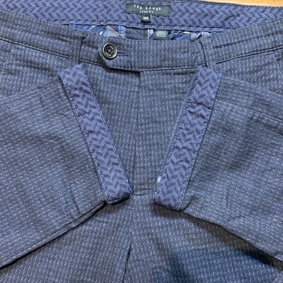 Ted Baker 30R Twill Weave Microprint Chino’s in Charcoal / Navy Lapaz - Picture 2 of 15